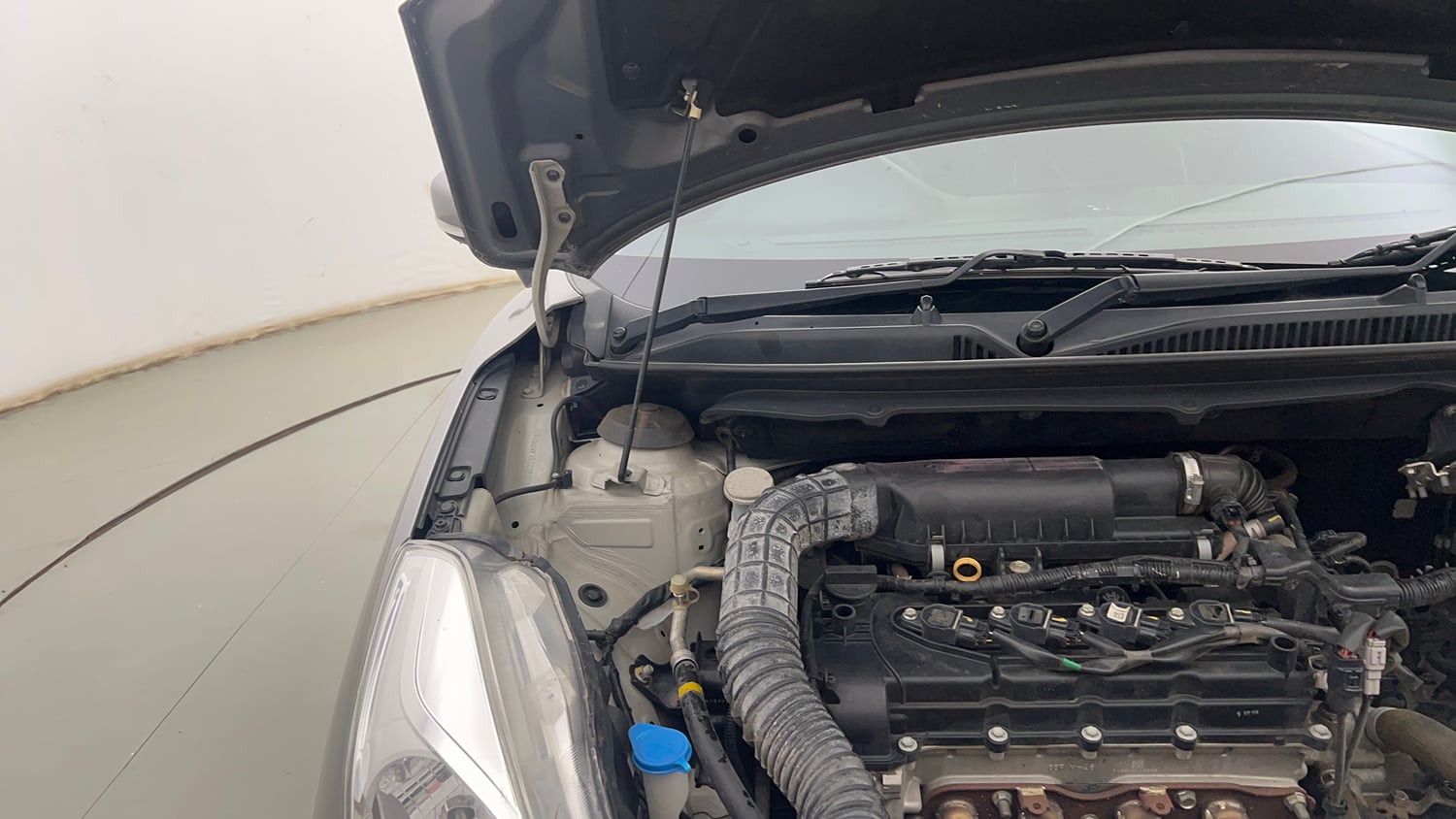 Used 2019 Maruti Suzuki Baleno Zeta 1.2 AT Petrol Automatic engine ENGINE RIGHT SIDE HINGE & APRON VIEW