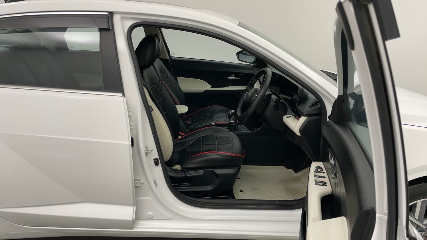 Used 2025 Hyundai Verna SX 1.5 Petrol MT Petrol Manual interior RIGHT SIDE FRONT DOOR CABIN VIEW
