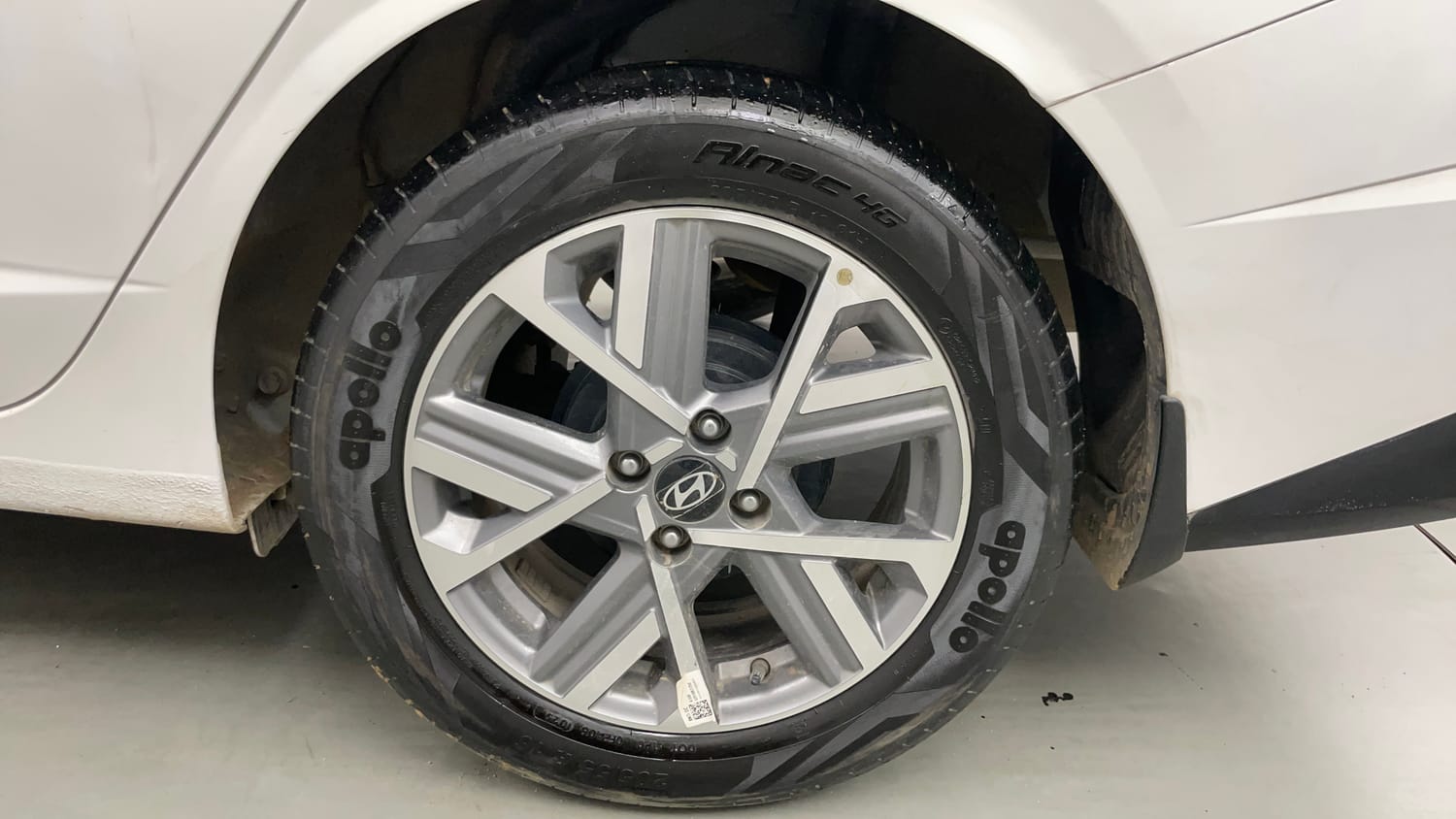 Used 2025 Hyundai Verna SX 1.5 Petrol MT Petrol Manual tyres LEFT REAR TYRE RIM VIEW