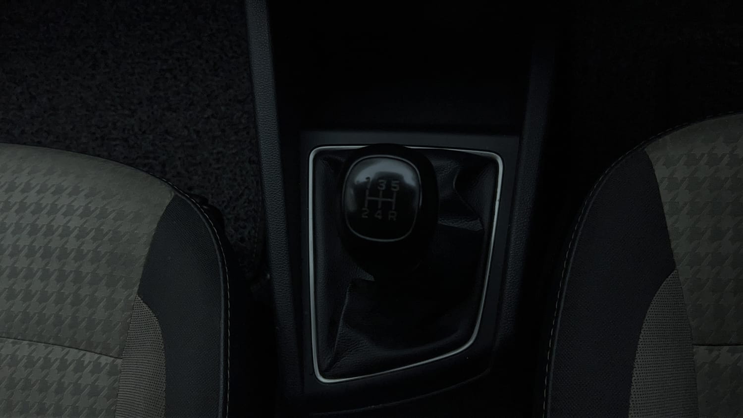 Used 2019 Hyundai Elite i20 Sportz Plus 1.2 Petrol Manual interior GEAR  KNOB VIEW