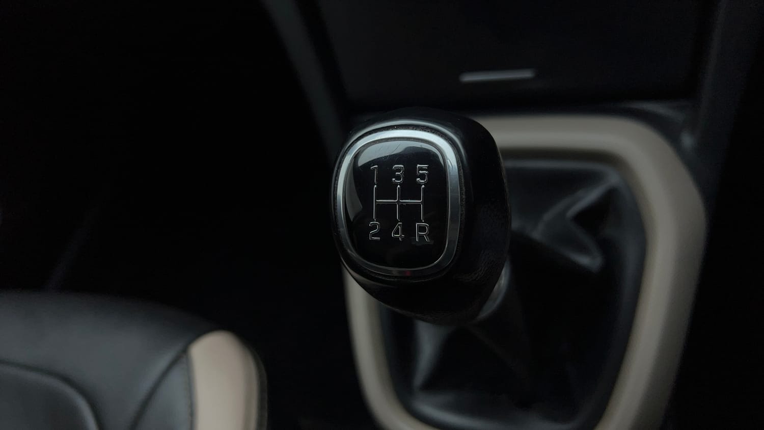 Used 2017 Hyundai Xcent SX Petrol Manual interior GEAR  KNOB VIEW