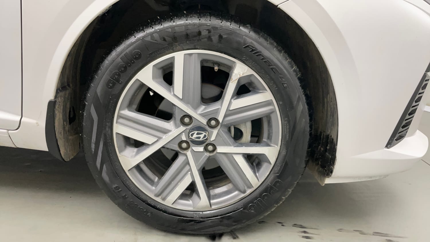 Used 2025 Hyundai Verna SX 1.5 Petrol MT Petrol Manual tyres RIGHT FRONT TYRE RIM VIEW