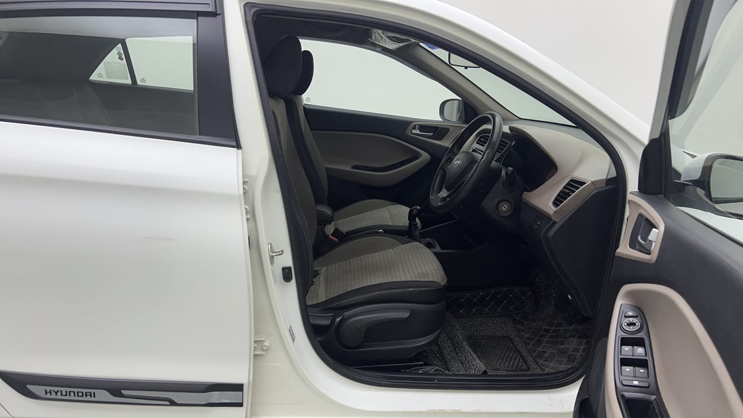 Used 2019 Hyundai Elite i20 Sportz Plus 1.2 Petrol Manual interior RIGHT SIDE FRONT DOOR CABIN VIEW
