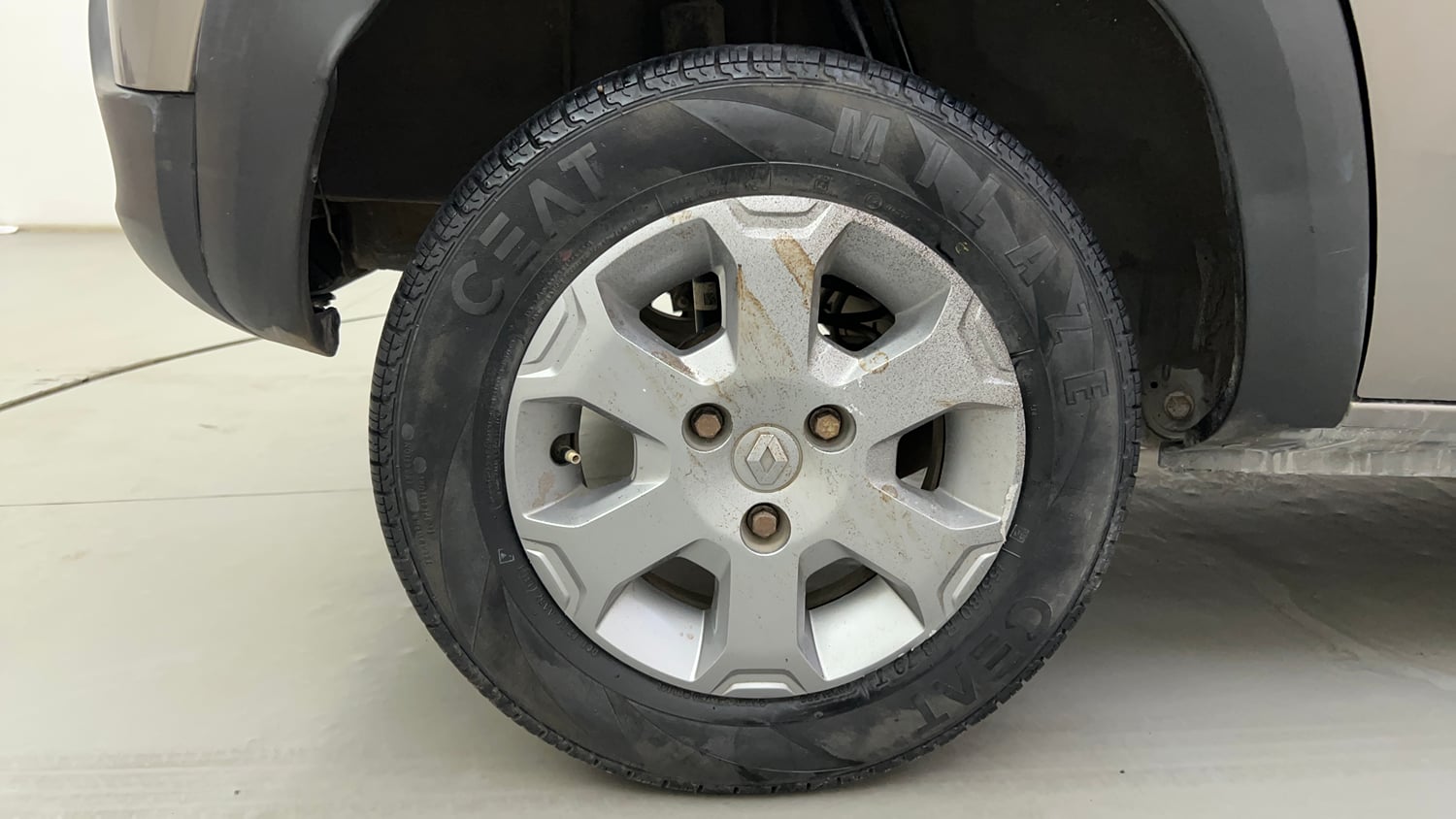 Used 2017 Renault Kwid CLIMBER 1.0 AMT Petrol Automatic tyres RIGHT REAR TYRE RIM VIEW