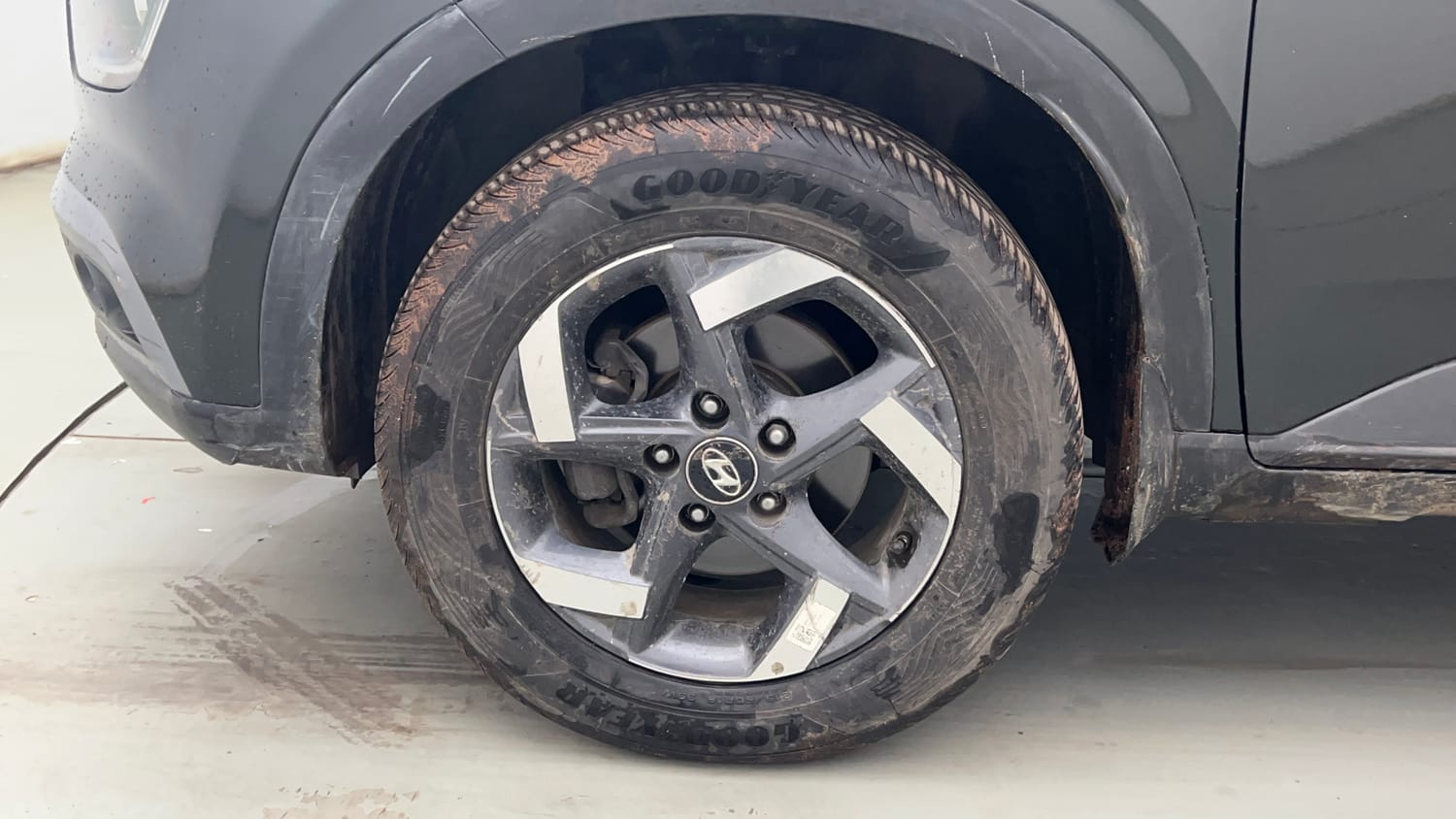 Used 2021 Hyundai Venue SX (O) 1.5 CRDi Diesel Manual tyres LEFT FRONT TYRE RIM VIEW
