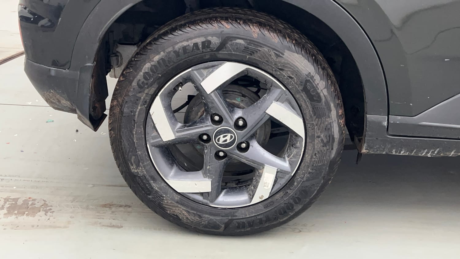 Used 2021 Hyundai Venue SX (O) 1.5 CRDi Diesel Manual tyres RIGHT REAR TYRE RIM VIEW
