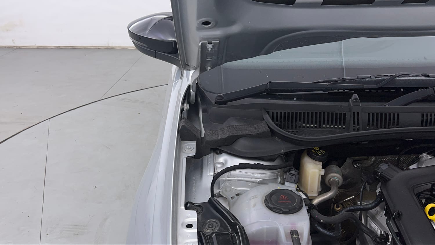 Used 2025 Volkswagen Virtus Comfortline 1.0 TSI MT Petrol Manual engine ENGINE RIGHT SIDE HINGE & APRON VIEW