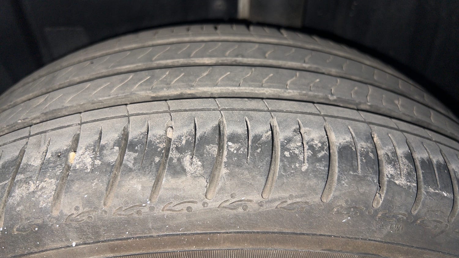 Used 2025 Volkswagen Virtus Comfortline 1.0 TSI MT Petrol Manual tyres LEFT REAR TYRE TREAD VIEW