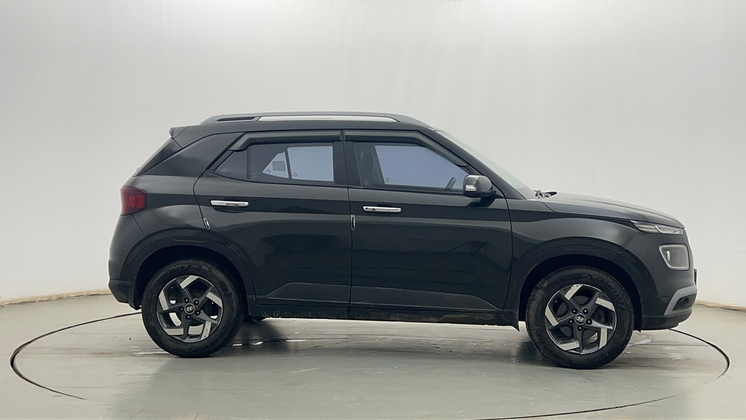 Used 2021 Hyundai Venue SX (O) 1.5 CRDi Diesel Manual exterior RIGHT SIDE VIEW