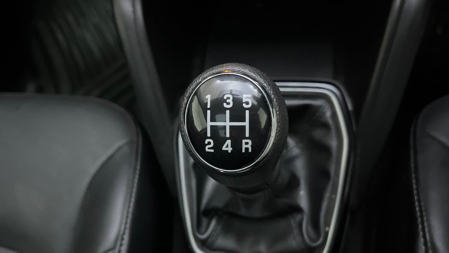 Used 2023 Toyota Urban Cruiser Hyryder V AWD NeoDrive Petrol Manual interior GEAR  KNOB VIEW