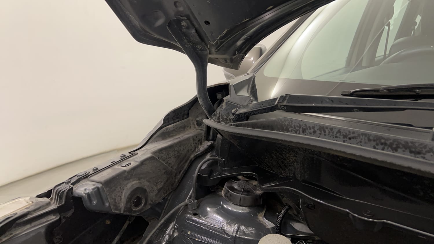 Used 2019 Maruti Suzuki XL6 Alpha AT Petrol Petrol Automatic engine ENGINE RIGHT SIDE HINGE & APRON VIEW
