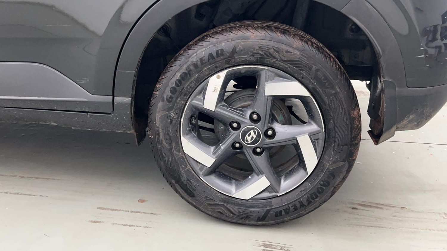 Used 2021 Hyundai Venue SX (O) 1.5 CRDi Diesel Manual tyres LEFT REAR TYRE RIM VIEW