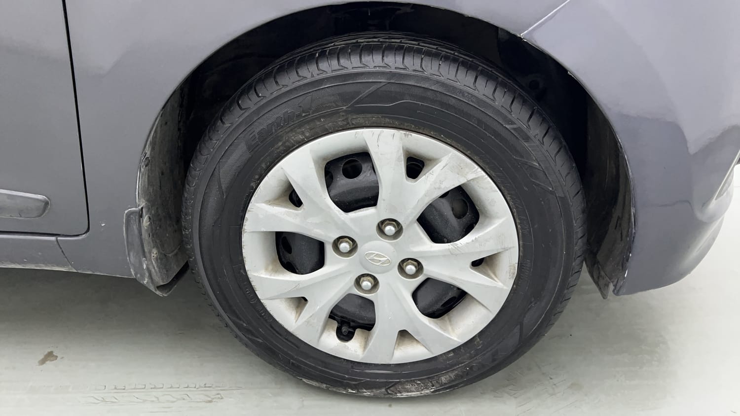 Used 2014 Hyundai Grand i10 Sportz 1.2 Kappa VTVT Petrol Manual tyres RIGHT FRONT TYRE RIM VIEW