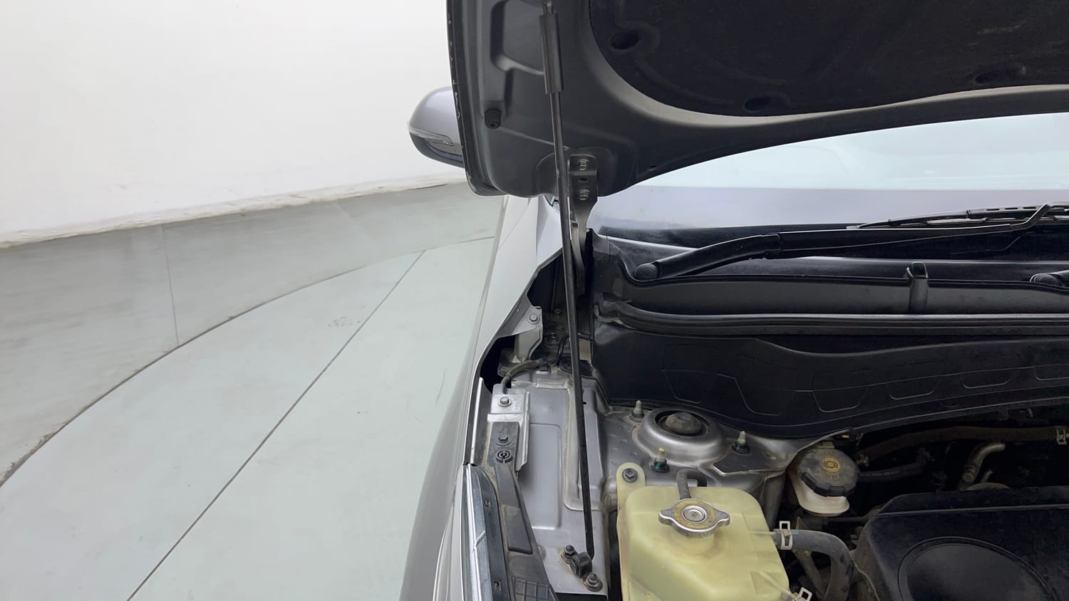 Used 2019 Kia Seltos GTX 1.4 Petrol Manual engine ENGINE RIGHT SIDE HINGE & APRON VIEW