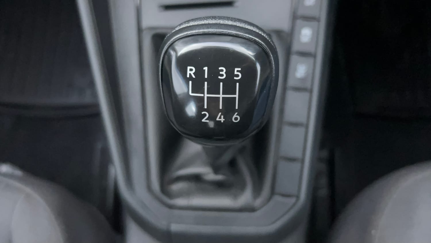 Used 2025 Volkswagen Virtus Comfortline 1.0 TSI MT Petrol Manual interior GEAR  KNOB VIEW