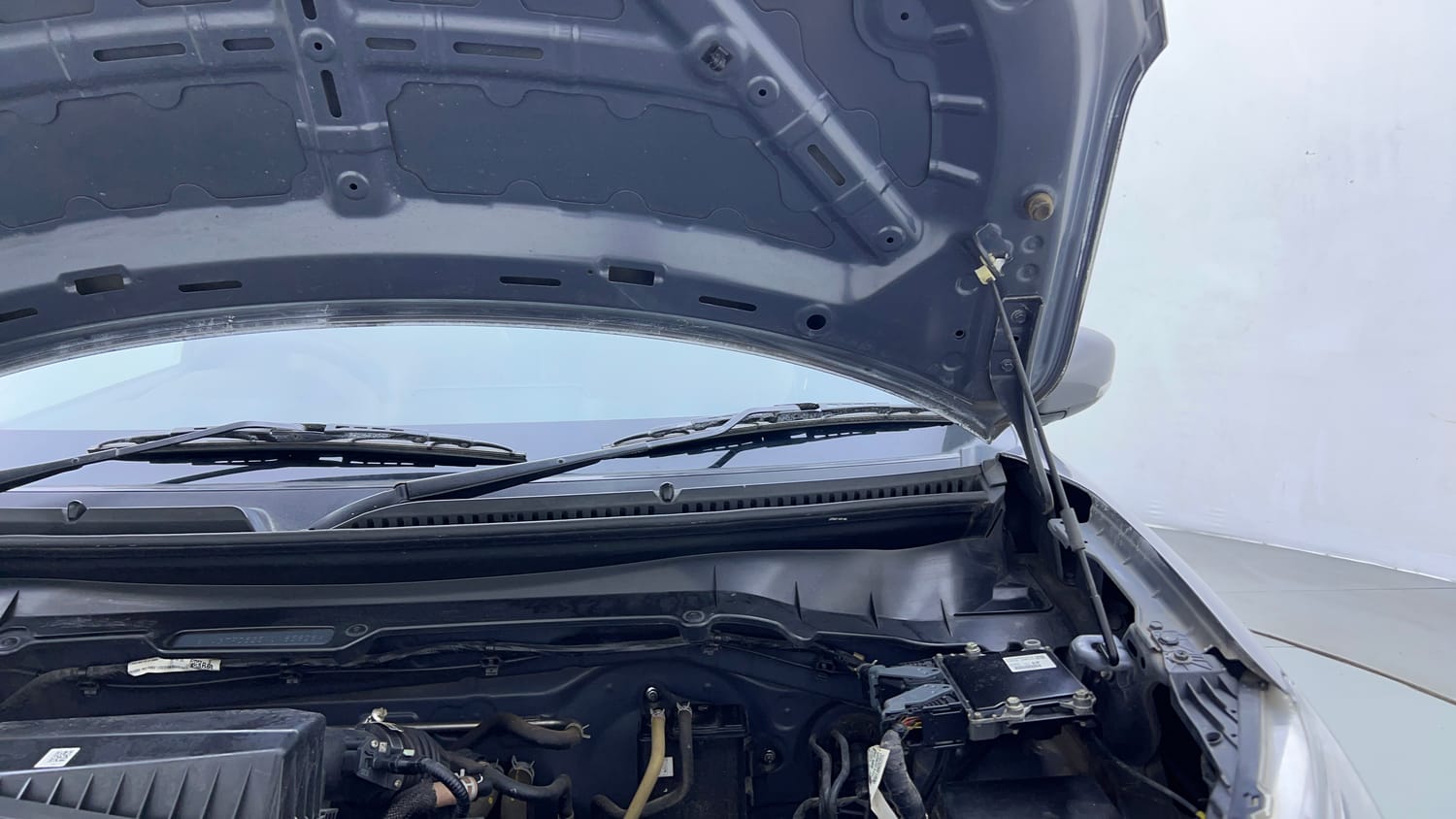 Used 2022 Maruti Suzuki Celerio ZXi Plus Petrol Manual engine ENGINE LEFT SIDE HINGE & APRON VIEW