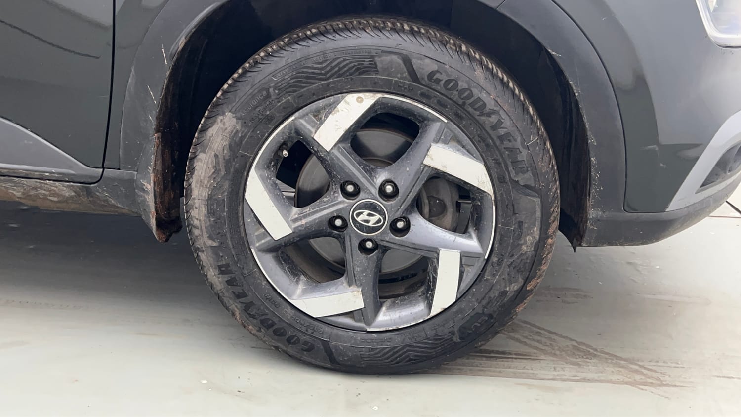 Used 2021 Hyundai Venue SX (O) 1.5 CRDi Diesel Manual tyres RIGHT FRONT TYRE RIM VIEW