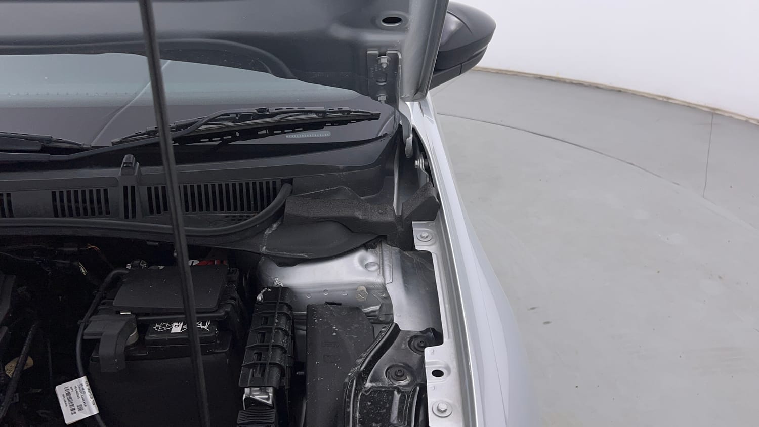 Used 2025 Volkswagen Virtus Comfortline 1.0 TSI MT Petrol Manual engine ENGINE LEFT SIDE HINGE & APRON VIEW