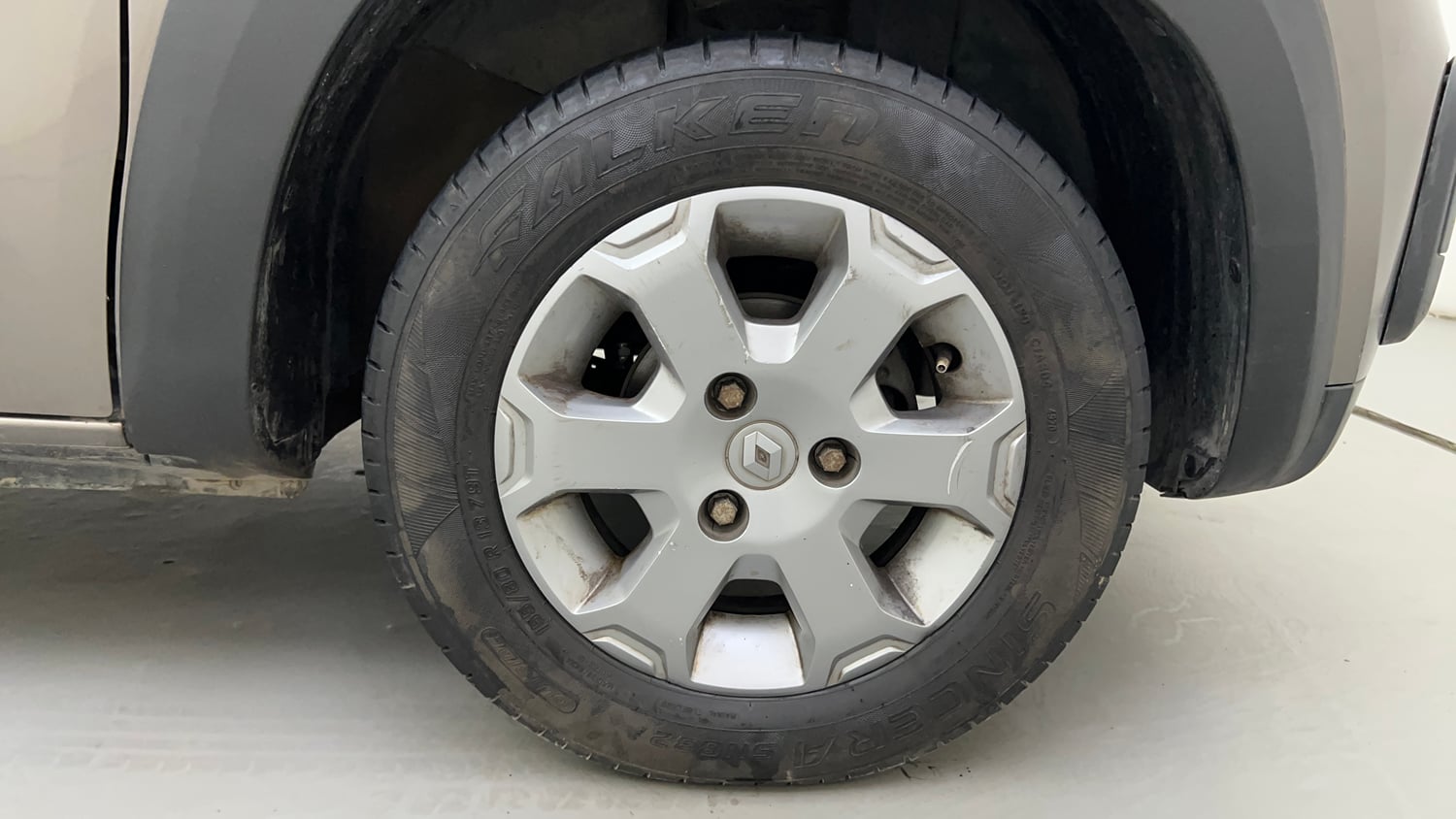 Used 2017 Renault Kwid CLIMBER 1.0 AMT Petrol Automatic tyres RIGHT FRONT TYRE RIM VIEW