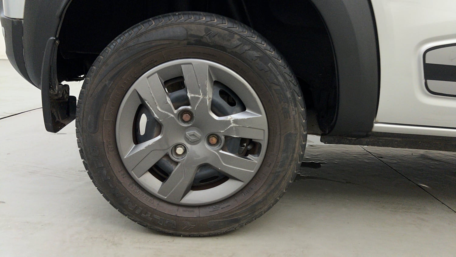 Used 2017 Renault Kwid 1.0 RXL AMT Petrol Automatic tyres RIGHT REAR TYRE RIM VIEW