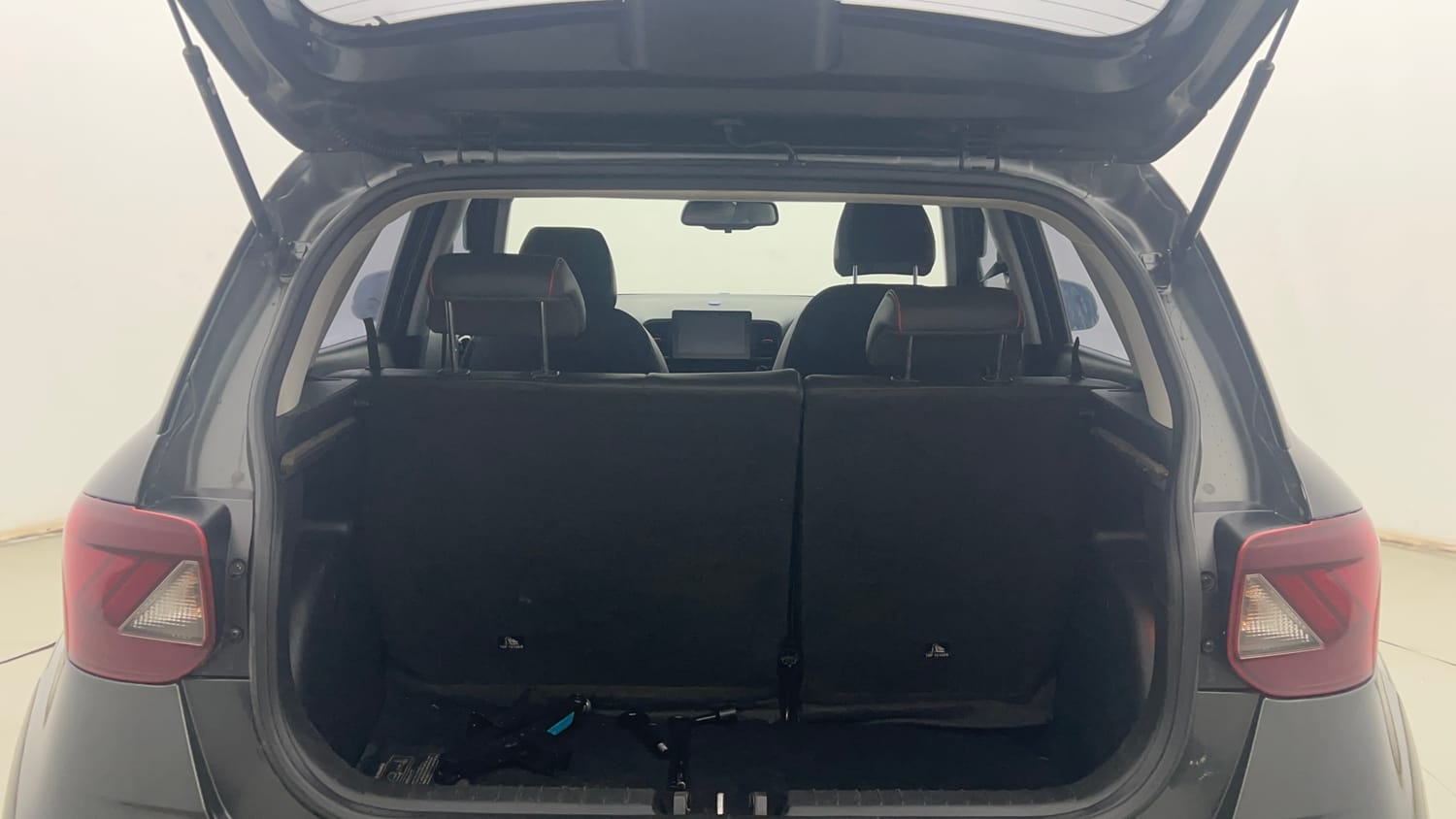 Used 2021 Hyundai Venue SX (O) 1.5 CRDi Diesel Manual interior DICKY INSIDE VIEW