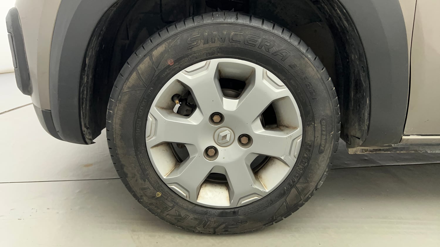Used 2017 Renault Kwid CLIMBER 1.0 AMT Petrol Automatic tyres LEFT FRONT TYRE RIM VIEW