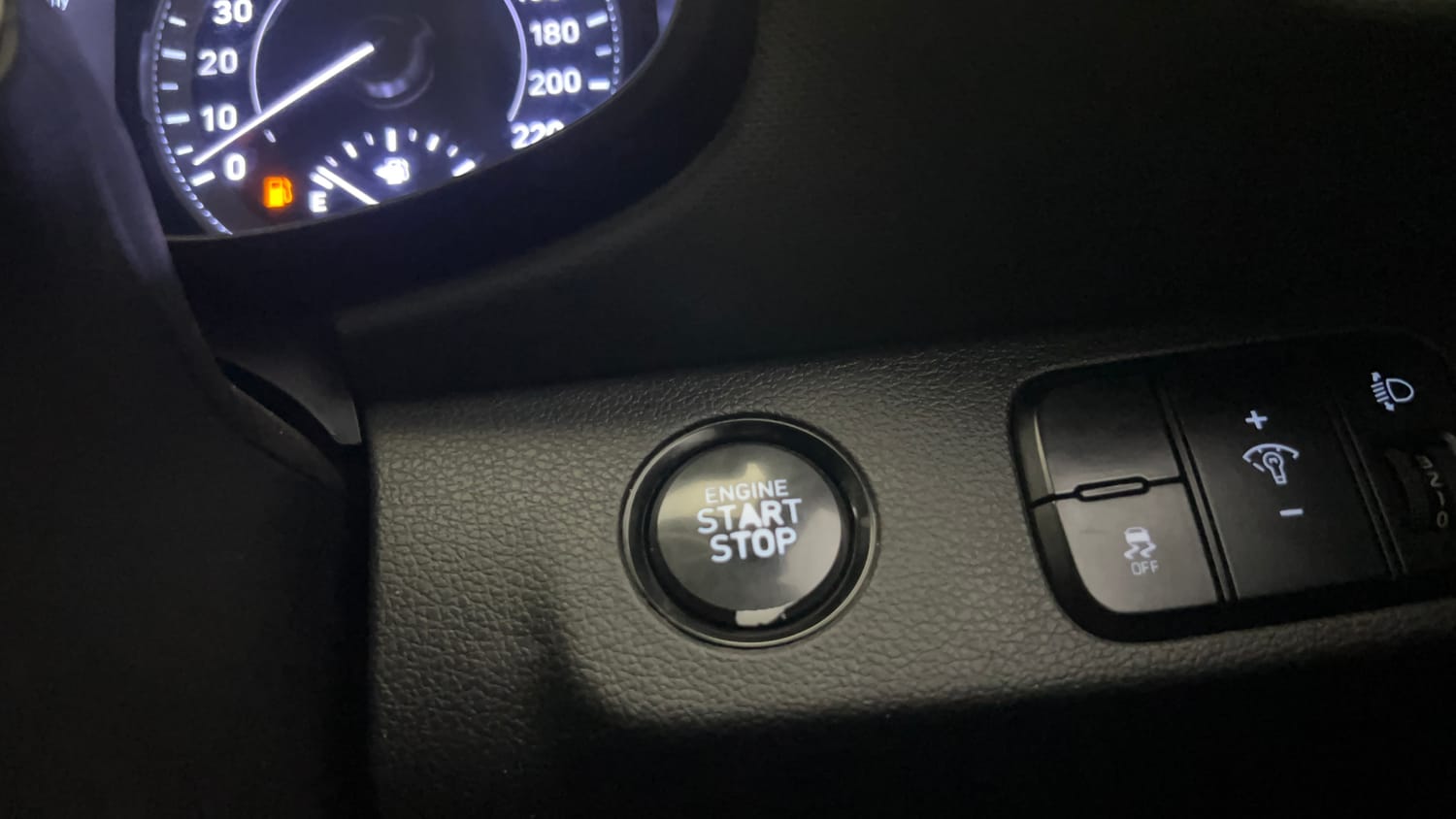 Used 2021 Hyundai Venue SX (O) 1.5 CRDi Diesel Manual top_features Keyless start