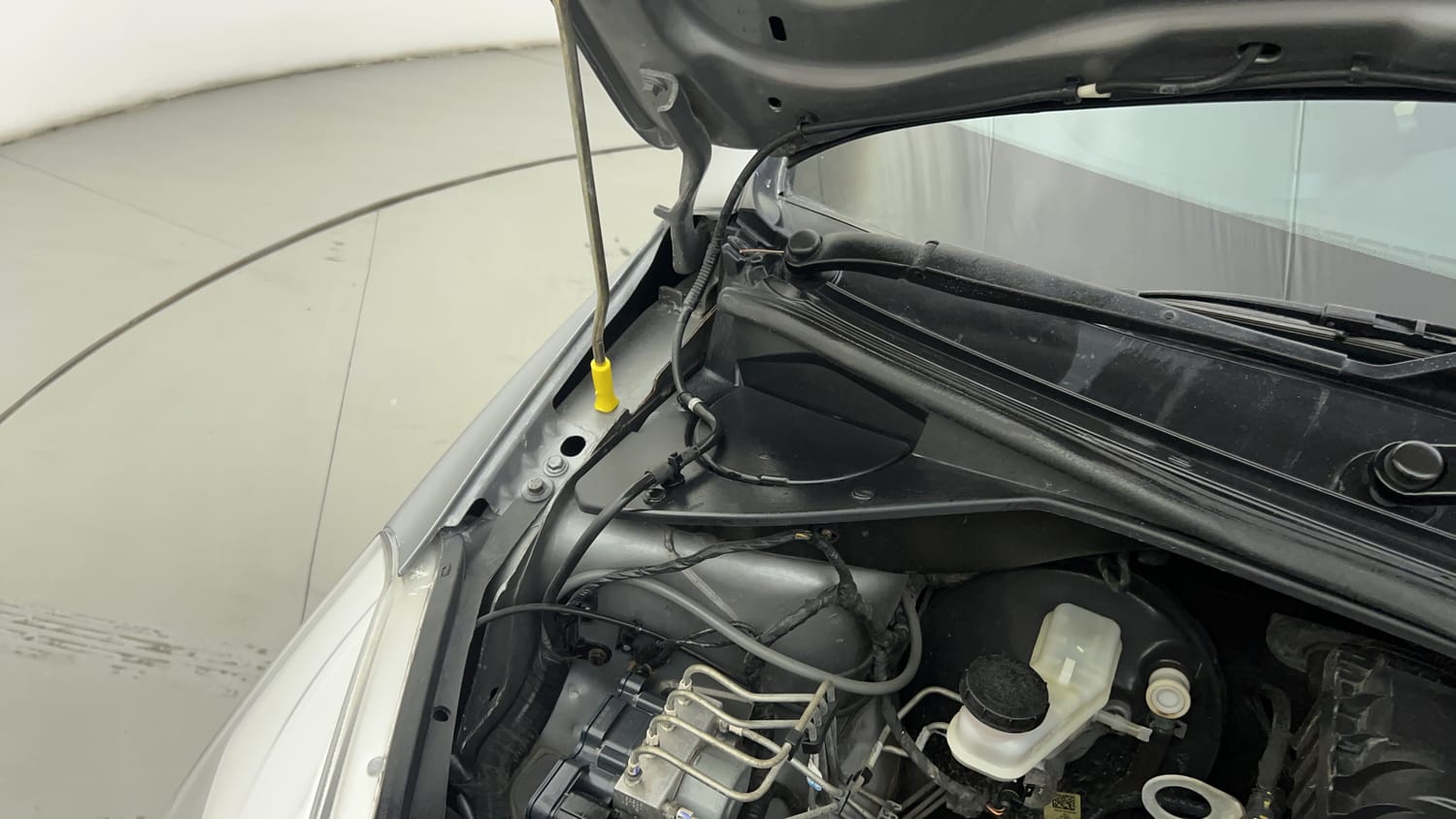 Used 2018 Tata Tiago Revotron XZA Petrol Automatic engine ENGINE RIGHT SIDE HINGE & APRON VIEW