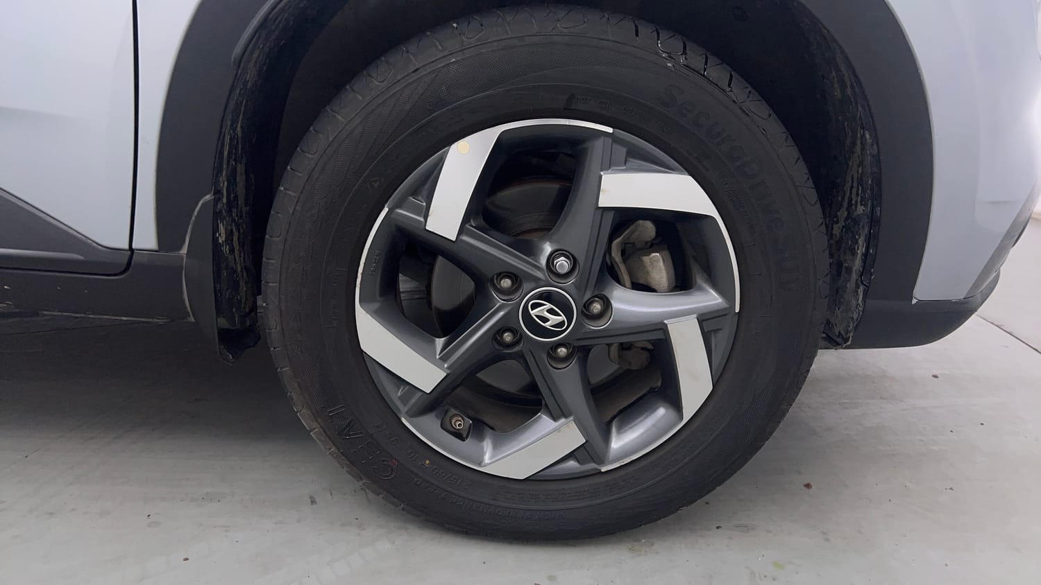 Used 2020 Hyundai Venue SX Plus 1.0 Turbo DCT Petrol Automatic tyres RIGHT FRONT TYRE RIM VIEW