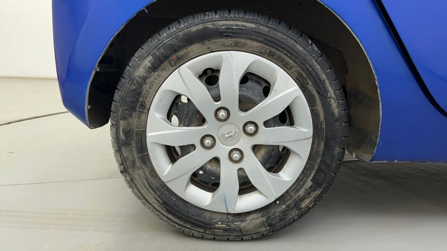 Used 2017 Hyundai Eon Magna + Petrol Manual tyres RIGHT REAR TYRE RIM VIEW