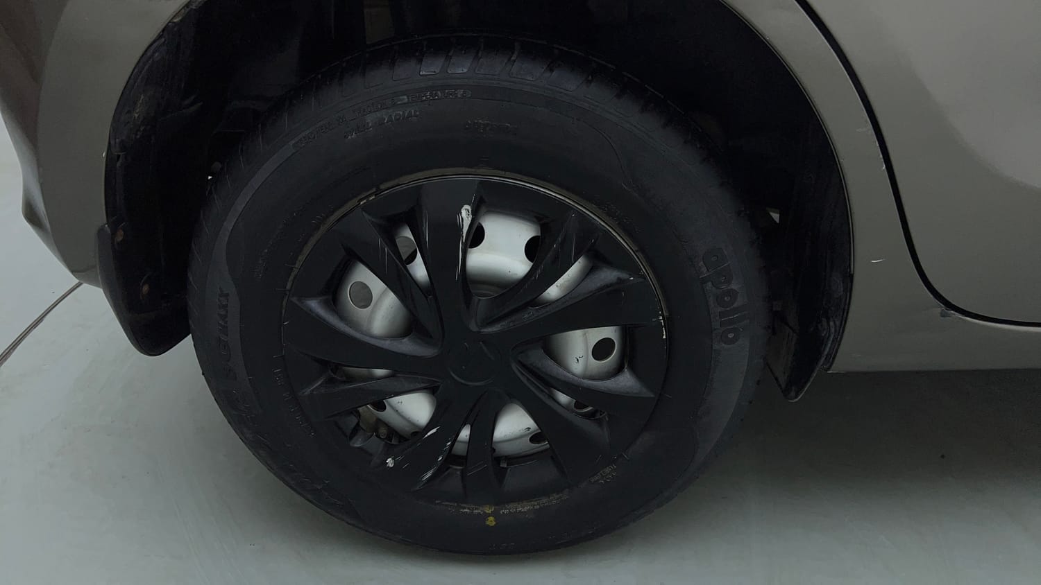 Used 2019 Maruti Suzuki Swift LXi Petrol Manual tyres RIGHT REAR TYRE RIM VIEW