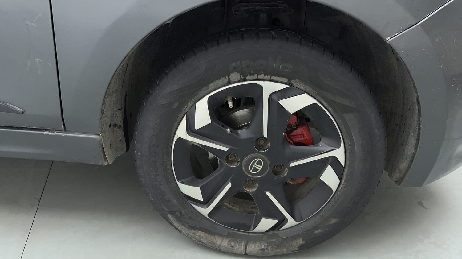 Used 2023 Tata Tigor XZ CNG Cng Manual tyres RIGHT FRONT TYRE RIM VIEW