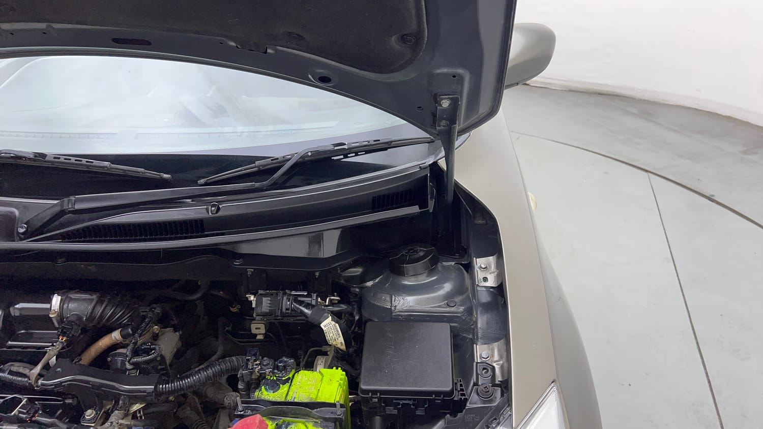 Used 2019 Maruti Suzuki Swift LXi Petrol Manual engine ENGINE LEFT SIDE HINGE & APRON VIEW