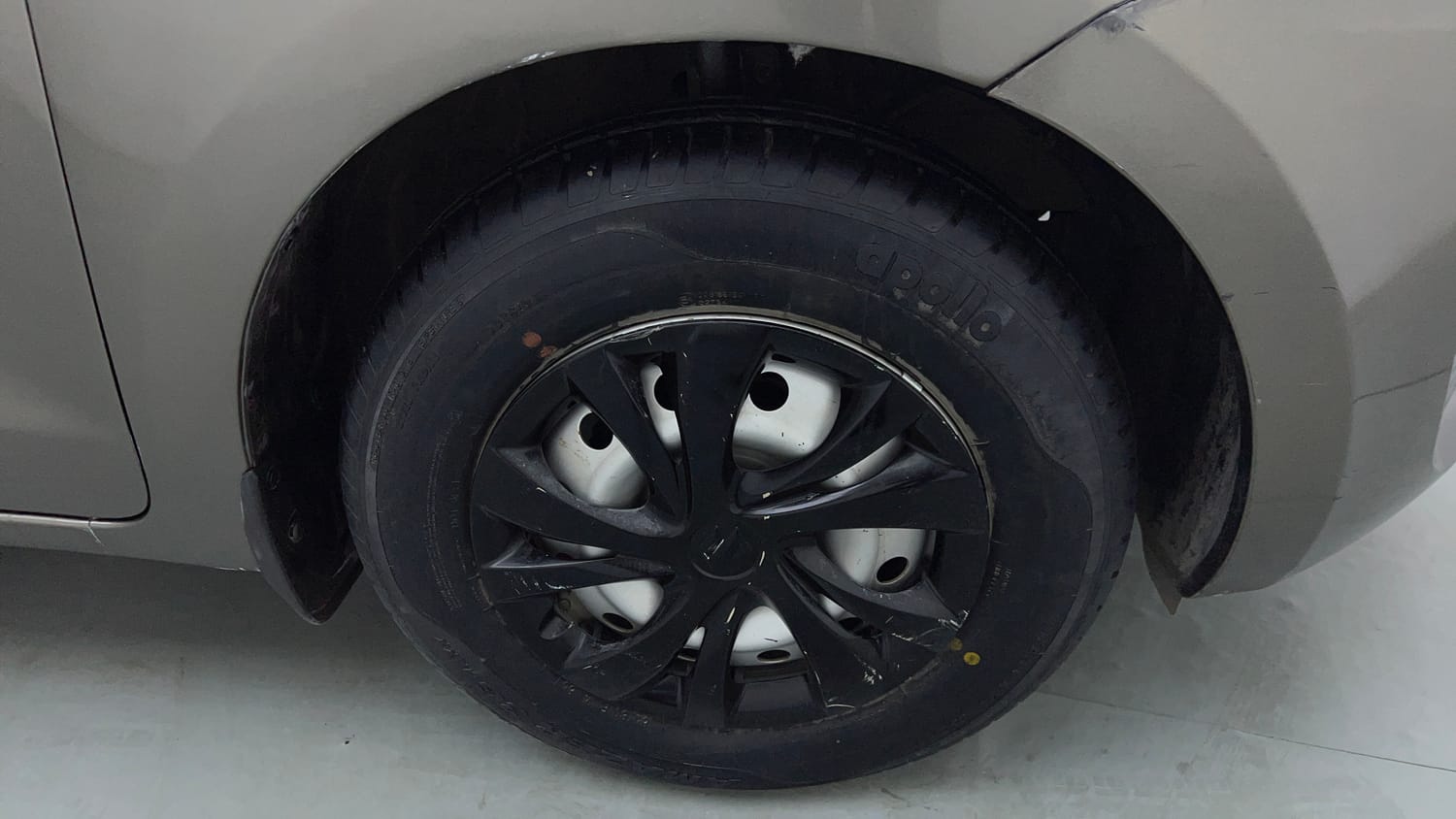 Used 2019 Maruti Suzuki Swift LXi Petrol Manual tyres RIGHT FRONT TYRE RIM VIEW