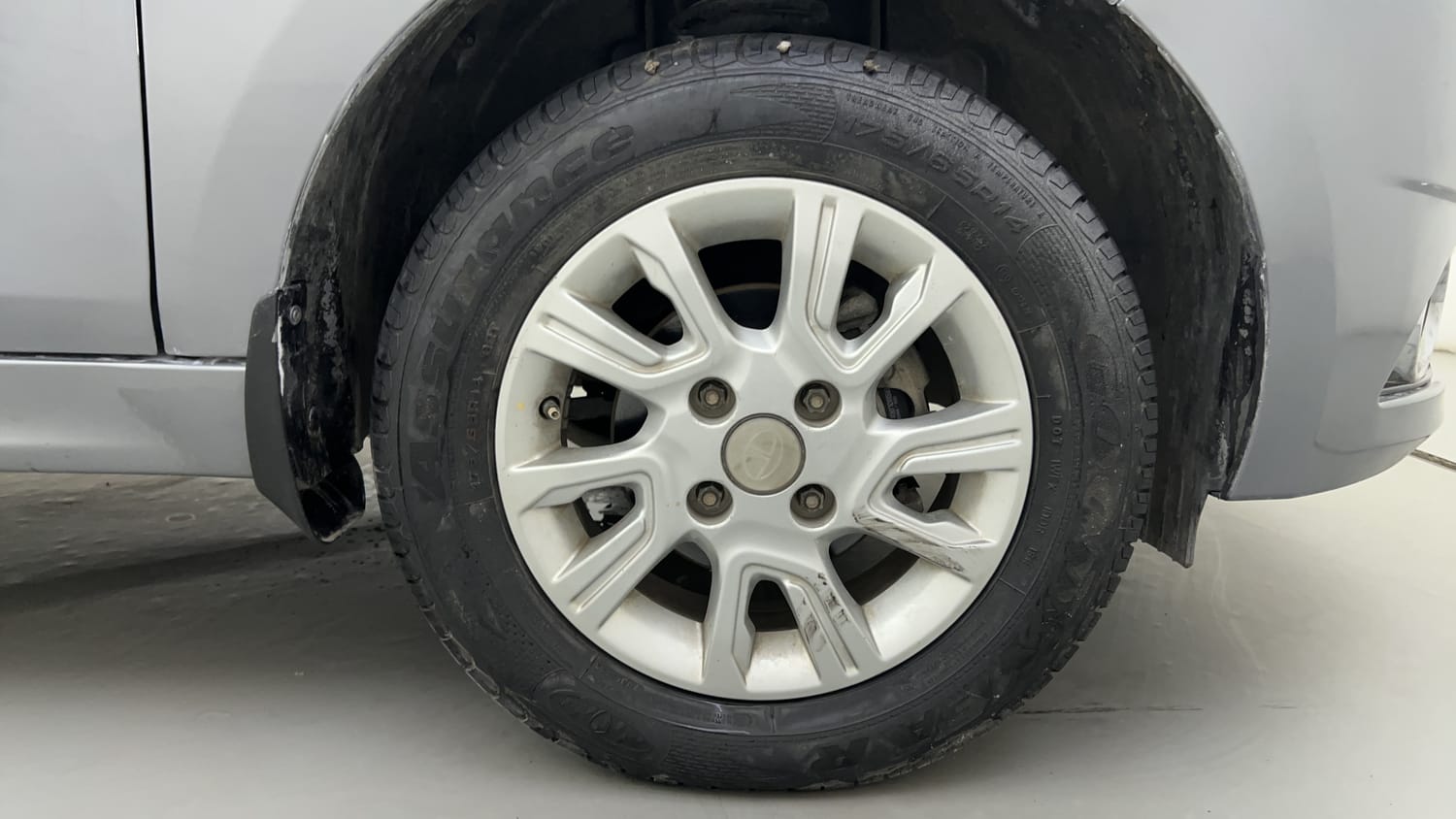 Used 2018 Tata Tiago Revotron XZA Petrol Automatic tyres RIGHT FRONT TYRE RIM VIEW
