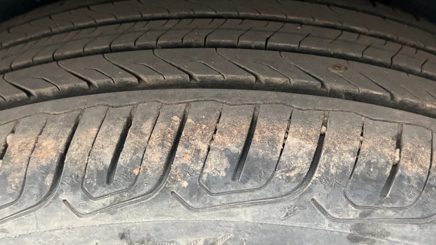 Used 2022 Volkswagen Taigun GT Plus 1.5 TSI DSG Petrol Automatic tyres LEFT REAR TYRE TREAD VIEW