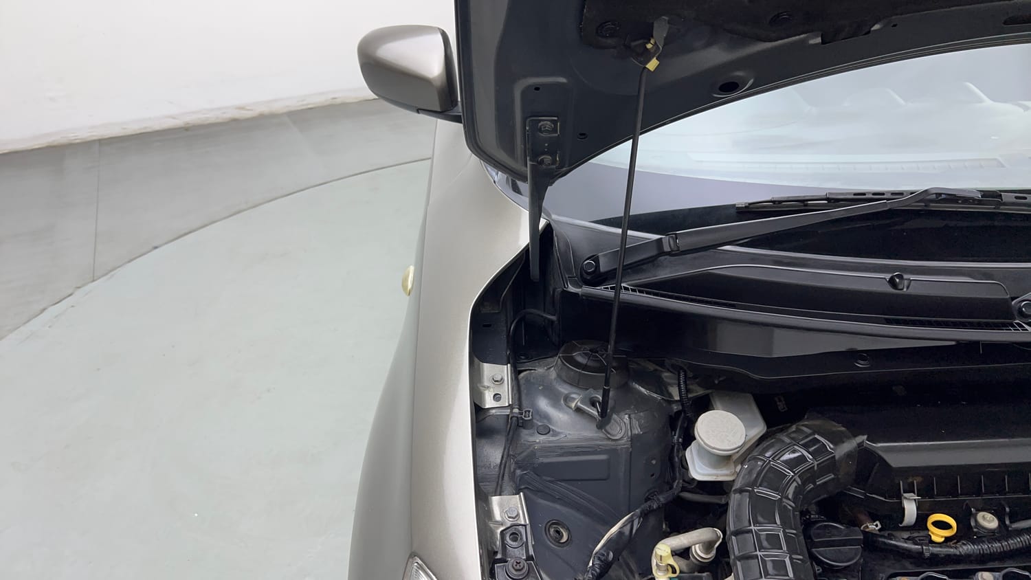 Used 2019 Maruti Suzuki Swift LXi Petrol Manual engine ENGINE RIGHT SIDE HINGE & APRON VIEW