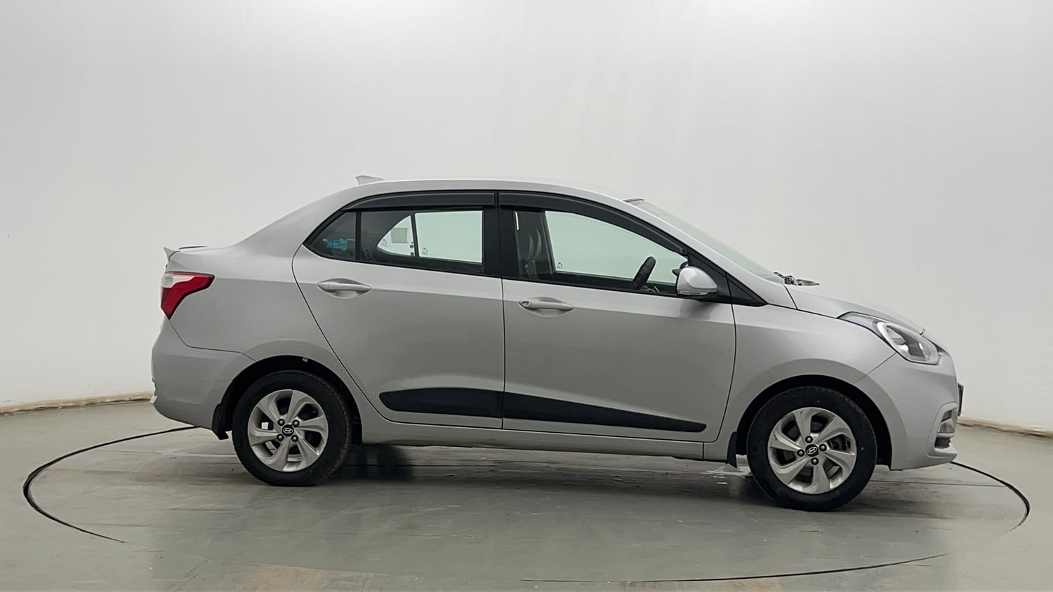 Used 2018 Hyundai Xcent SX Petrol Manual exterior RIGHT SIDE VIEW