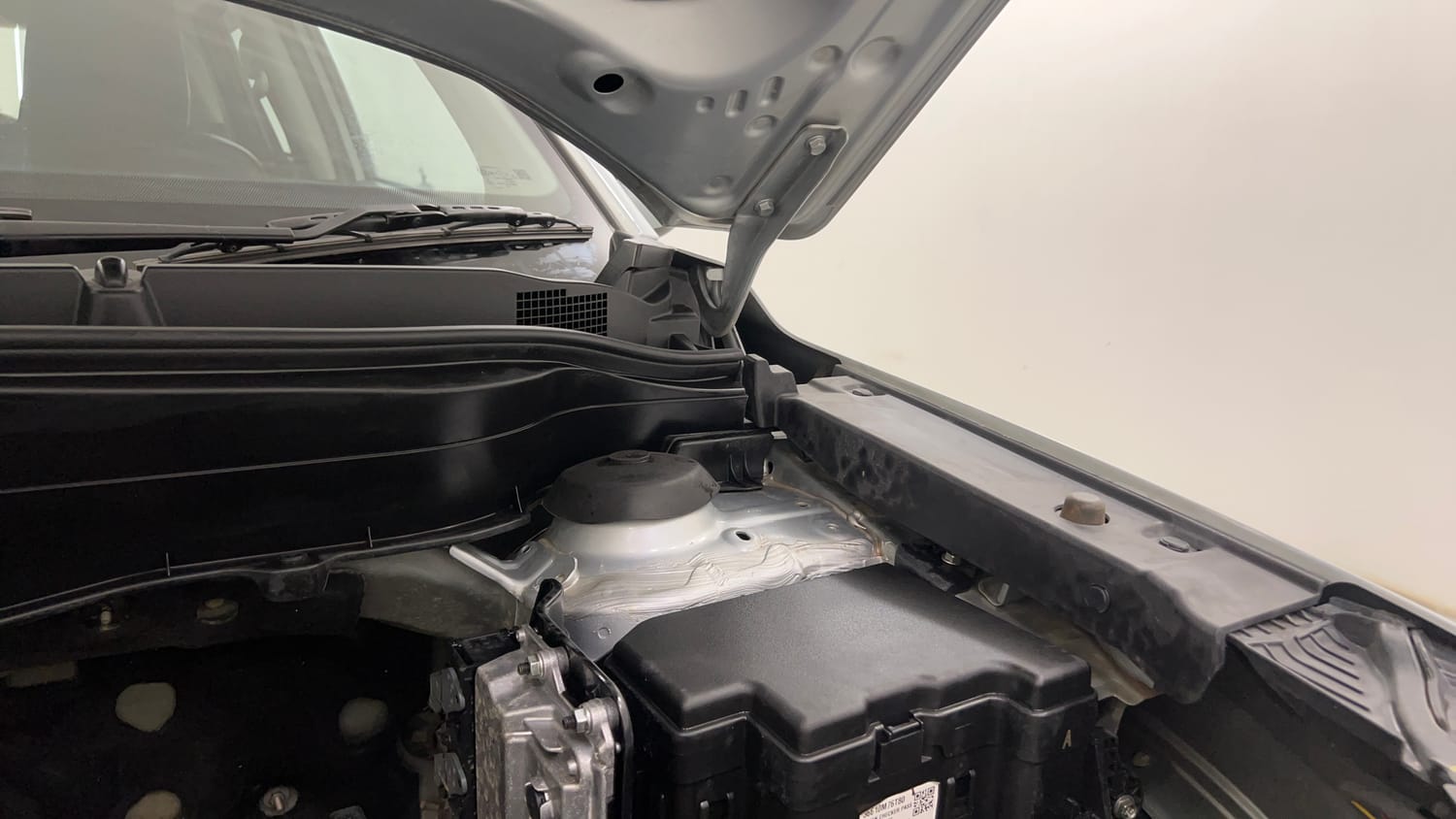 Used 2025 Maruti Suzuki Grand Vitara Delta Smart Hybrid Petrol Manual engine ENGINE LEFT SIDE HINGE & APRON VIEW