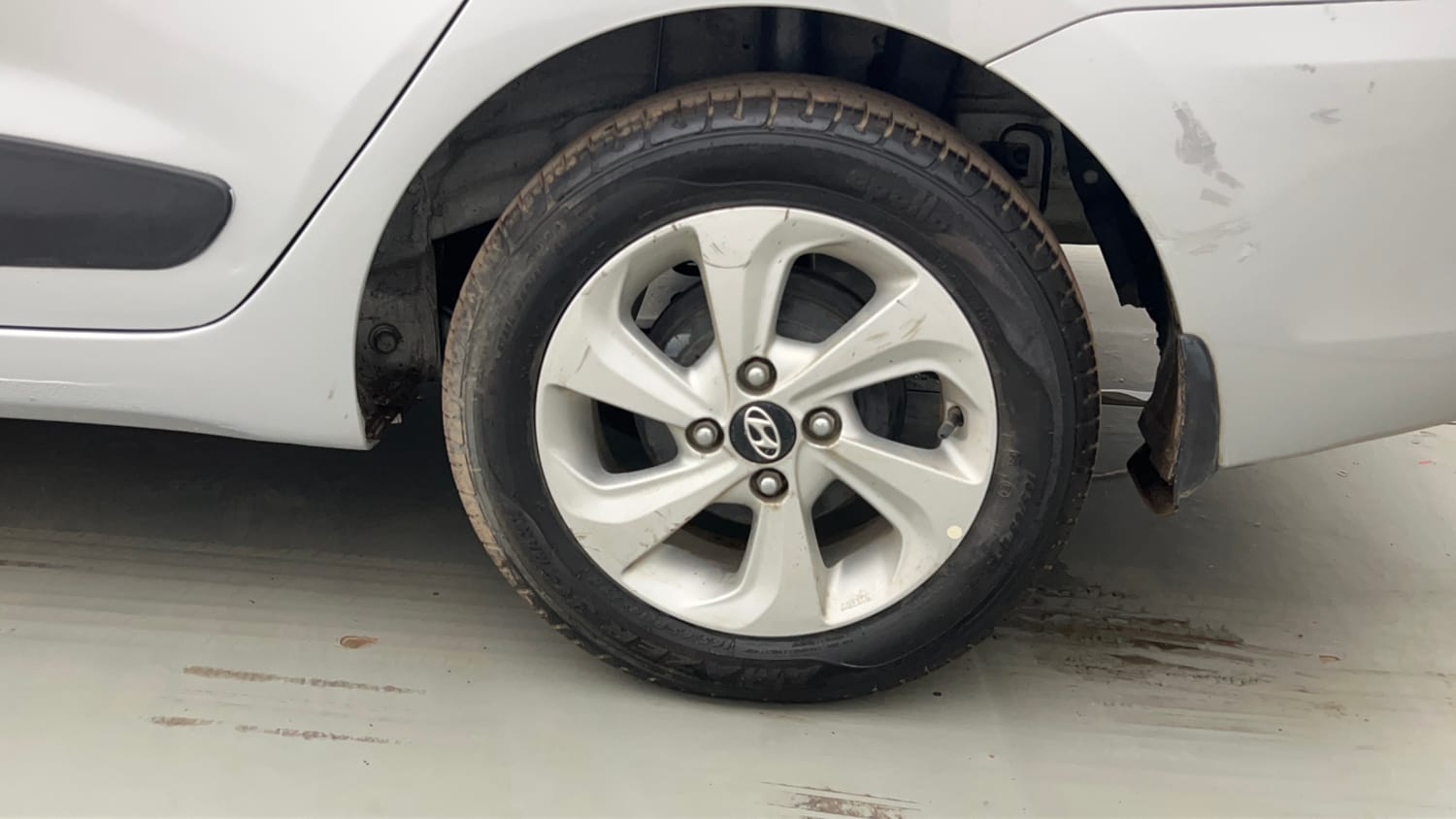 Used 2018 Hyundai Xcent SX Petrol Manual tyres LEFT REAR TYRE RIM VIEW