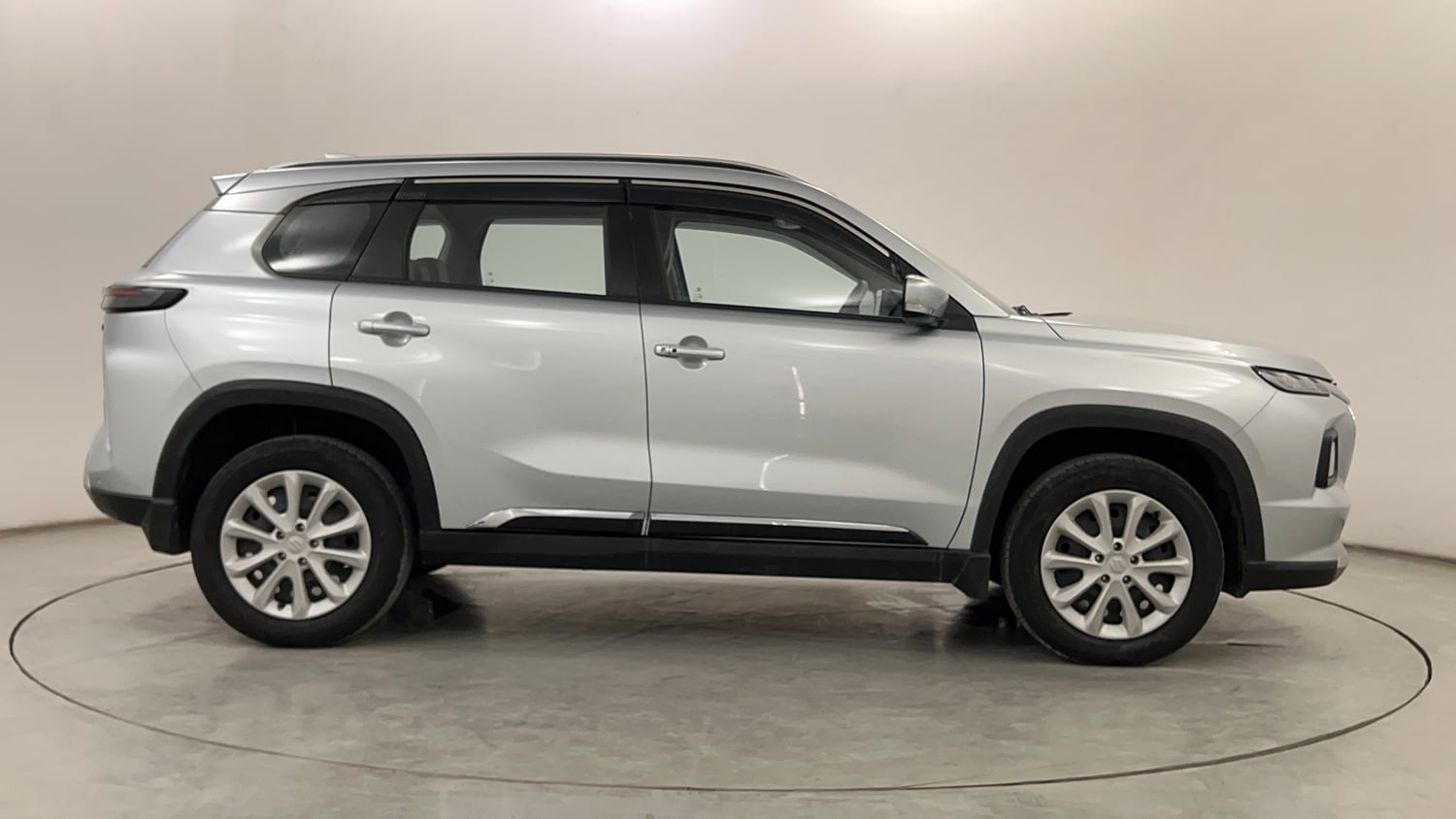 Used 2025 Maruti Suzuki Grand Vitara Delta Smart Hybrid Petrol Manual exterior RIGHT SIDE VIEW