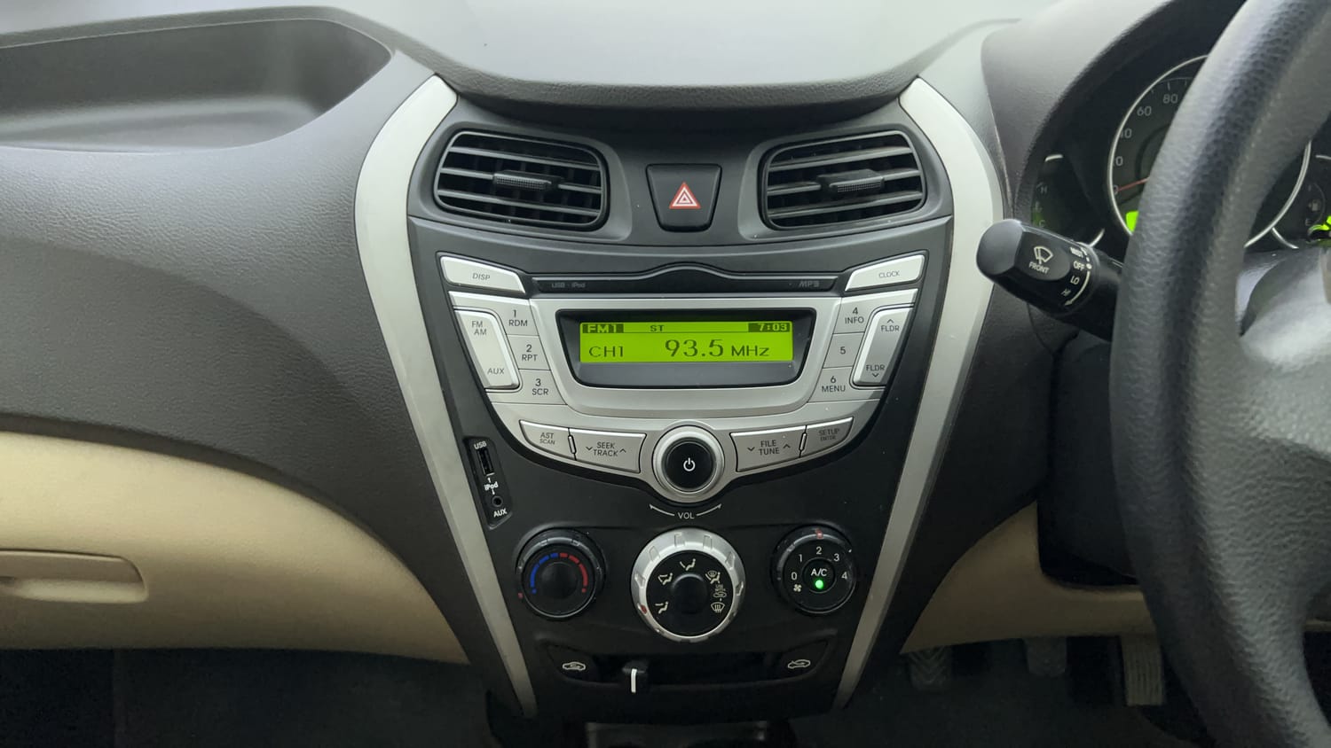 Used 2017 Hyundai Eon Magna + Petrol Manual interior MUSIC SYSTEM & AC CONTROL VIEW