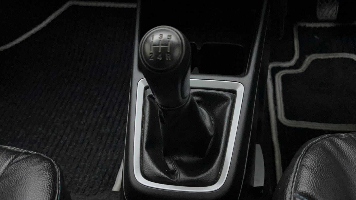 Used 2019 Maruti Suzuki Swift LXi Petrol Manual interior GEAR  KNOB VIEW