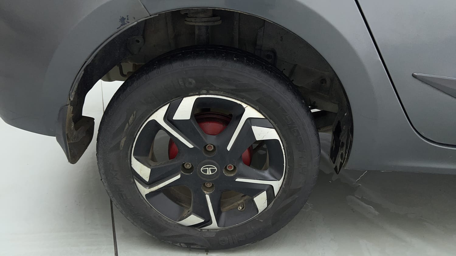 Used 2023 Tata Tigor XZ CNG Cng Manual tyres RIGHT REAR TYRE RIM VIEW