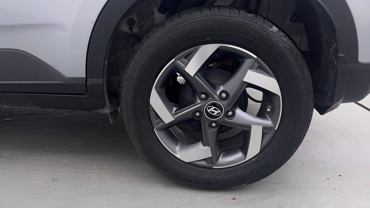 Used 2020 Hyundai Venue SX Plus 1.0 Turbo DCT Petrol Automatic tyres LEFT REAR TYRE RIM VIEW