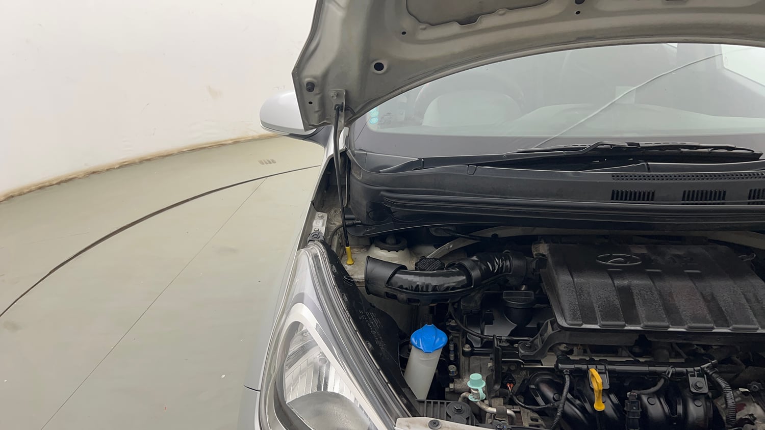 Used 2018 Hyundai Xcent SX Petrol Manual engine ENGINE RIGHT SIDE HINGE & APRON VIEW