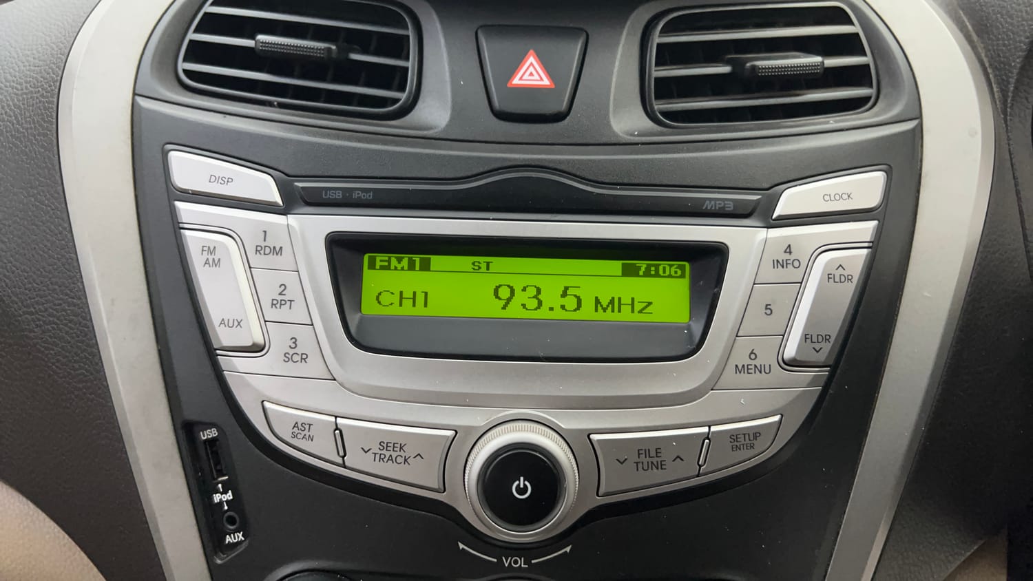 Used 2017 Hyundai Eon Magna + Petrol Manual top_features Integrated (in-dash) music system