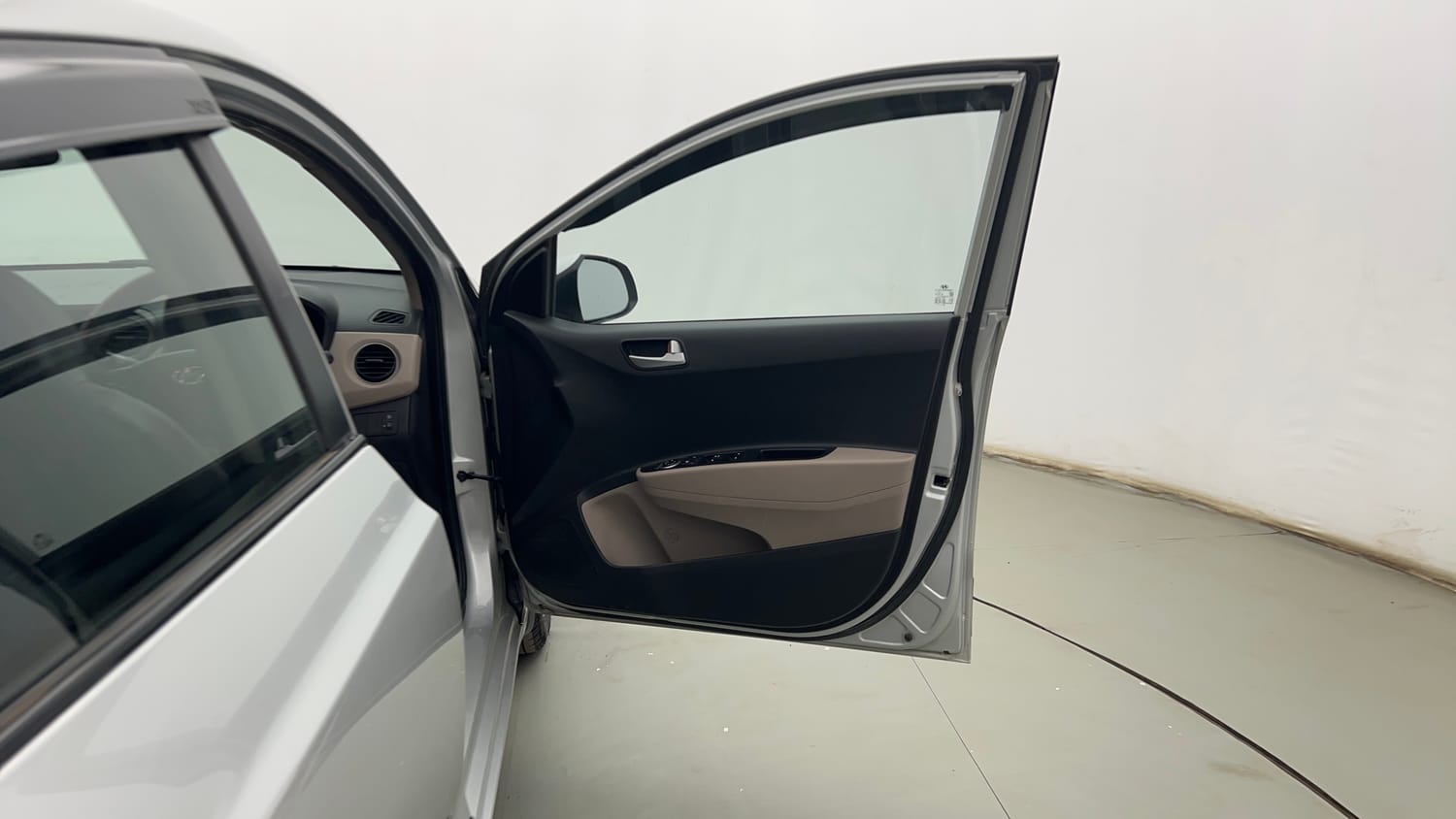 Used 2018 Hyundai Xcent SX Petrol Manual interior RIGHT FRONT DOOR OPEN VIEW