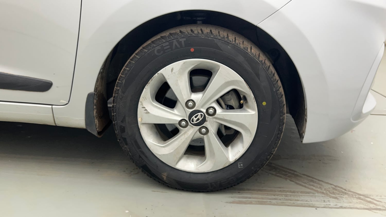 Used 2018 Hyundai Xcent SX Petrol Manual tyres RIGHT FRONT TYRE RIM VIEW