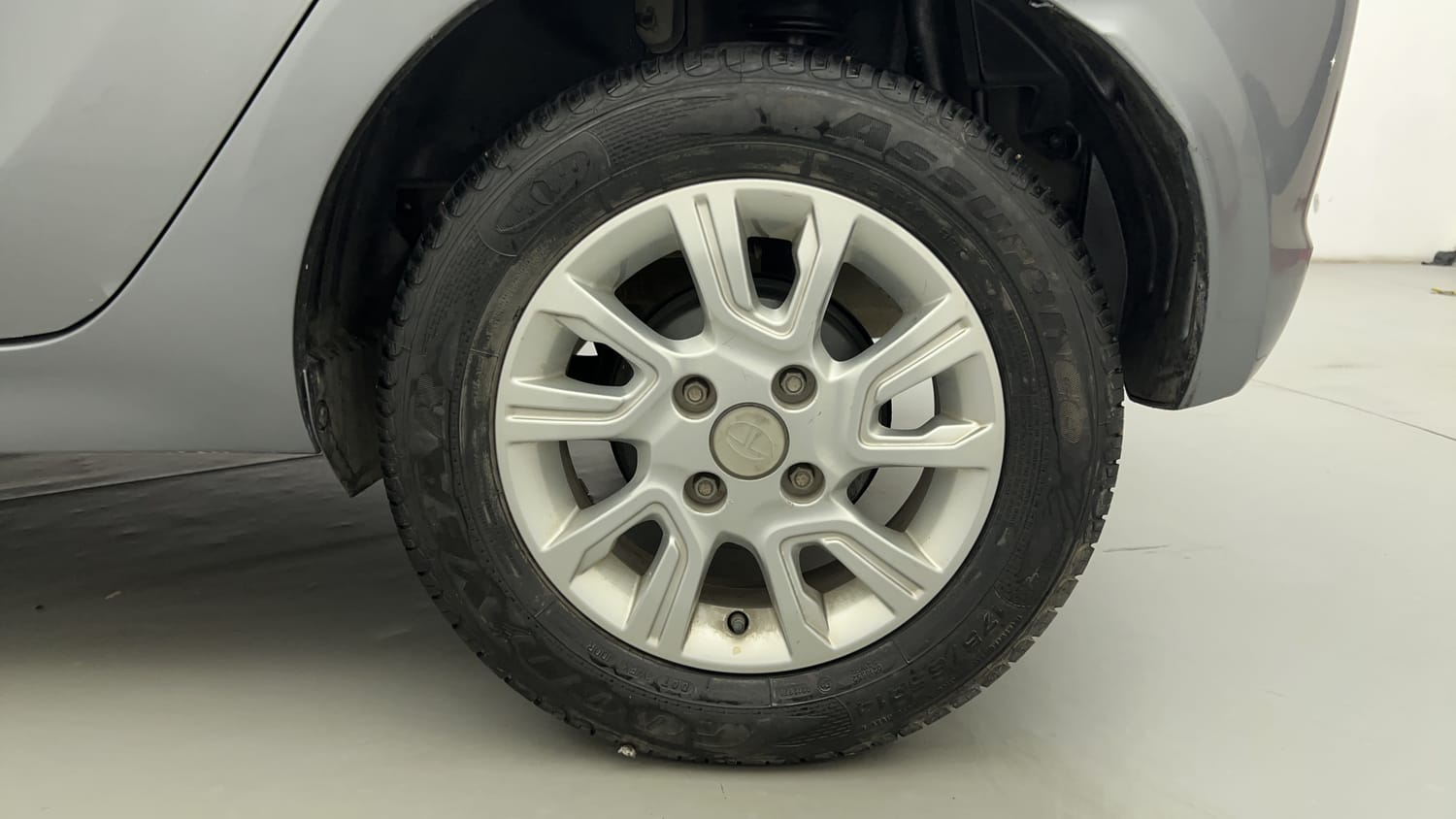 Used 2018 Tata Tiago Revotron XZA Petrol Automatic tyres LEFT REAR TYRE RIM VIEW